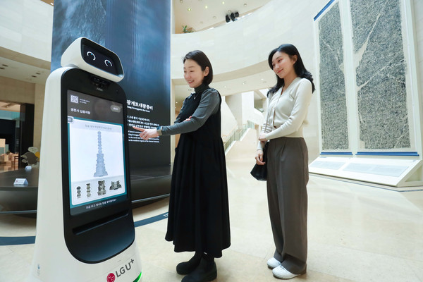 이촌동 소재 국립중앙박물관에서 U+안내로봇의 설명을 듣고 있는 LG유플러스 모델의 모습. [사진=LG유플러스]
