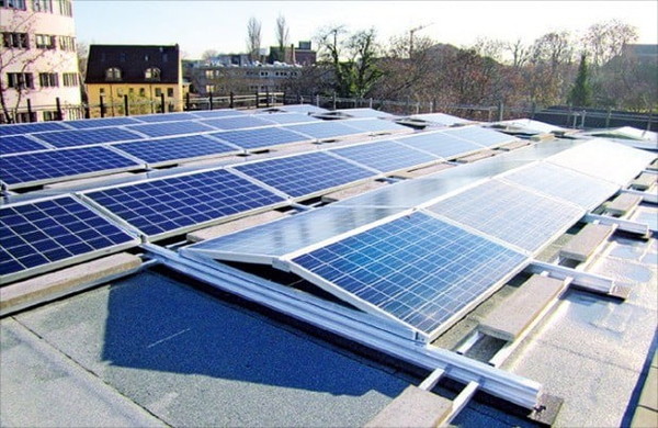 독일 브란덴부르크 상업시설 지붕에 설치된 한화큐셀 태양광 모듈 [사진=한화]