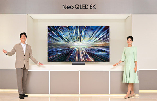 삼성전자 모델이 역대급 성능의 '3세대 AI 8K 프로세서'를 탑재한 2024년형 Neo QLED 8K TV 신제품을 소개하고 있다. [사진=삼성전자]