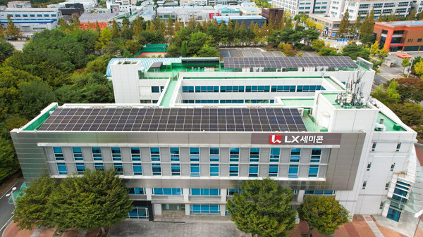 K-RE100 이행 방안으로 LX세미콘 대전캠퍼스에 100kW급 태양광 발전 시설을 설치했다. [사진=LX세미콘]