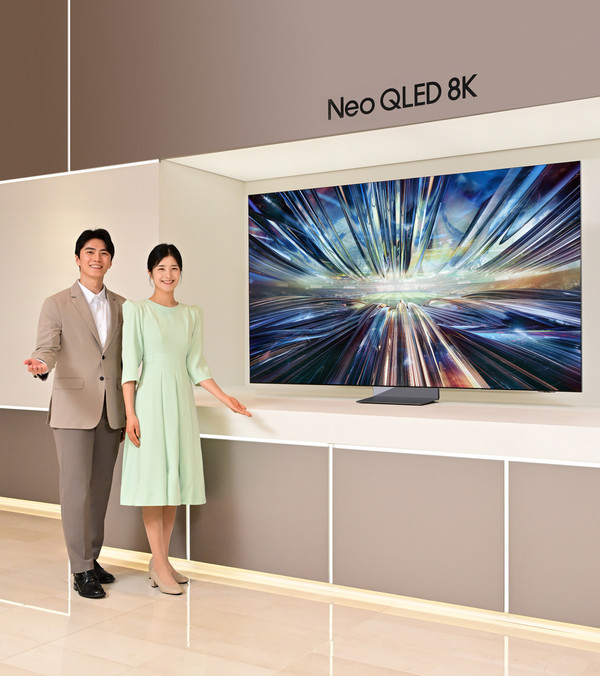 삼성전자 모델이 '3세대 AI 8K 프로세서'를 탑재한 Neo QLED 8K TV 신제품을 소개하고 있다 [사진=삼성전자]