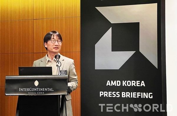 AMD 코리아 김홍필 커머셜세일즈 이사가 MI300에 대해 설명하고 있다. [사진=박규찬 기자]