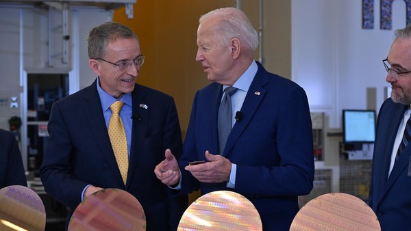 조 바이든 미국 대통령(가운데)이 지난 20일 애리조나주 챈들러에 위치한 인텔 반도체 제조공장을 찾아 팻 겔싱어 CEO(왼쪽)와 함께 이야기를 나누고 있다. [사진=인텔]