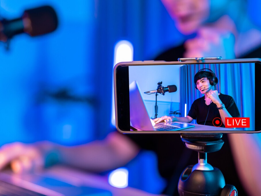 양측 모두 스트리머 영입 경쟁을 벌이고 있는 가운데, 올해 이용자를 모시기 위한 뺏고 뺏기는 각축전이 예상된다 [사진=게티이미지뱅크]