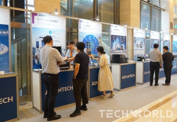 2024 어드밴텍 임베디드 디자인-인 포럼 행사장 밖에 마련된 전시 부스에서 어드밴텍 담당자가 참관객에게 설명을 하고 있는 모습. [사진=박규찬 기자]