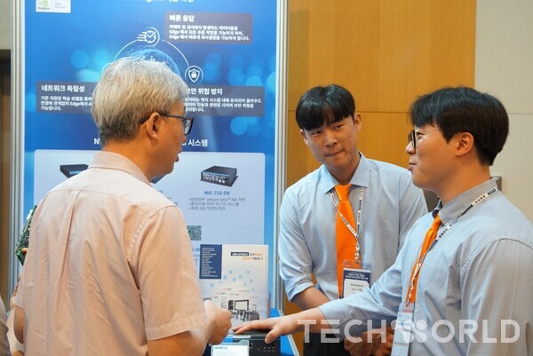 세미나장 밖에 마련된 데모부스에서 어드밴텍 직원들이 참관객에게 설명을 하고 있는 모습. [사진=박규찬 기자]