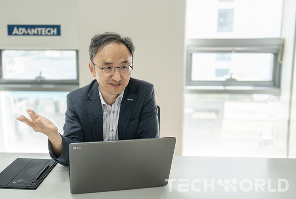 최 상무가 어드밴텍의 스마트팩토리 사업에 대해 설명하고 있는 모습. [사진=박규찬 기자]