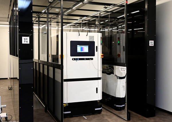 LG전자 생산기술원이 개발한 자율주행 이동로봇(AMR)이 좁고 빛 반사가 있는 환경에서도 주행하는 모습을 테스트하는 모습. [사진=LG전자]