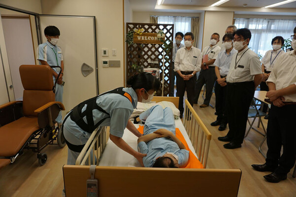 후생노동성은 7월 22일 사회복지법인 동진회 특별양호노인홈에서 요통 예방 대책의 좋은 사례를 시찰했다. [사진=후생노동성]