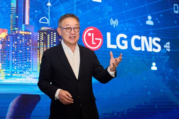 LG CNS CEO 현신균 사장이 9일 열린 IPO 기자간담회에서 발표를 하고 있는 모습. [사진=LG CNS]