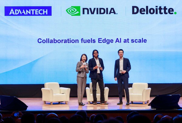 (왼쪽부터)어드밴텍 iSystem 사업부 사장 린다 짜이(Linda Tsai), 엔비디아 Robotics & Edge AI 사업부 부사장 디푸 탈라(Deepu Talla), 딜로이트 Asia Pacific Smart Factory Business Lead. 존 야스노라 야마모토(John Yasunori Yamamoto)가 토론하고 있는 모습. [사진=어드밴텍]