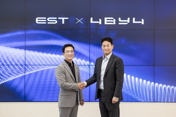 정상원 이스트소프트 대표(왼쪽)와 윤준호 포바이포 대표가 양해각서 체결 후 기념 촬영을 하고 있다.[사진=포바이포]