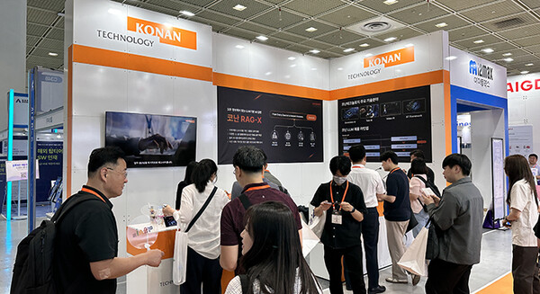 서울 코엑스에서 열린 ‘2025 AI&빅데이터쇼’에서 코난테크놀로지 부스를 찾은 관람객들 모습 [사진=코난테크놀로지]