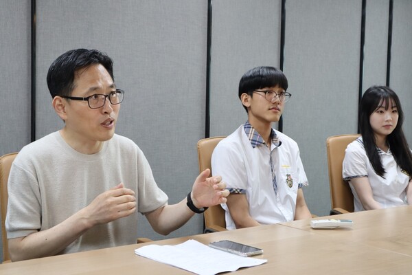 (왼쪽부터) 서울아이티고등학교 지능형사이버보안과 양진용 부장교사, 신민준 학생, 황수빈 학생. [사진=포티넷코리아]