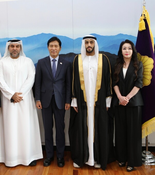 왼쪽부터 아랍에미리트UAE의 His Excellency 부 압둘라 회장, 이학영 국회부의장,UAE 롤링패밀리 라시드 압둘라 예사 왕자, 대한바자르 DHB그룹 김옥주 회장