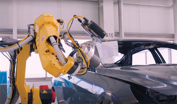 차체의 위치를 확인하고 위치 보정을 하는 솔루션으로 필요한 부분만 샌딩과 폴리싱을 수행하는 모습. 해당 공정 전체는 시뮬레이션 소프트웨어와 연동돼 실시간으로 작업상태가 확인된다. [제공=픽잇코리아]