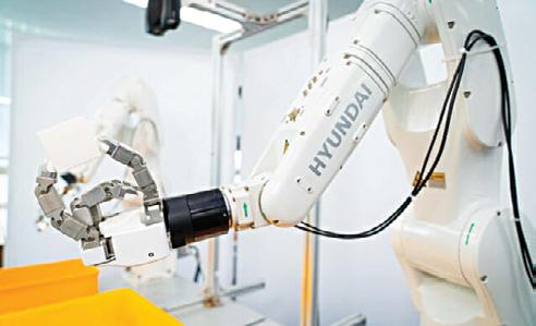 현대로보틱스의 산업용 로봇과 테솔로의 ‘DG-5F(Delto Gripper 5-Finger)’를 결합한 양팔로봇 [제공=픽잇코리아]