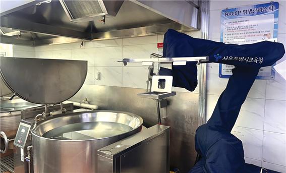 온로봇 ‘2FGP20’모델: 학교 급식소에 설치된 실제 적용 모습 [제공=온로봇코리아]