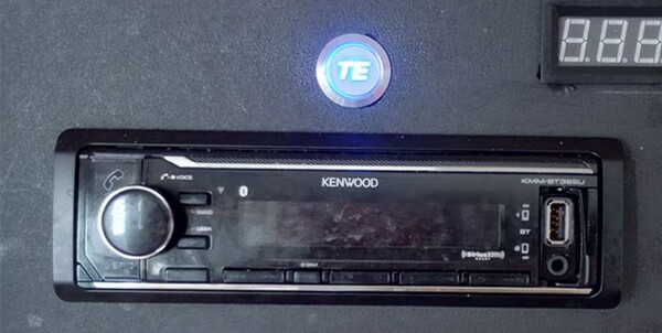 [그림1] 사용하지 않을 때 무전기의 전원을 차단하기 위해 설치된 TE커넥티비티 파손 방지 푸시 버튼 스위치 [출처=제롬 바케(Jerome Bakke) 디지키 일렉트로닉스]