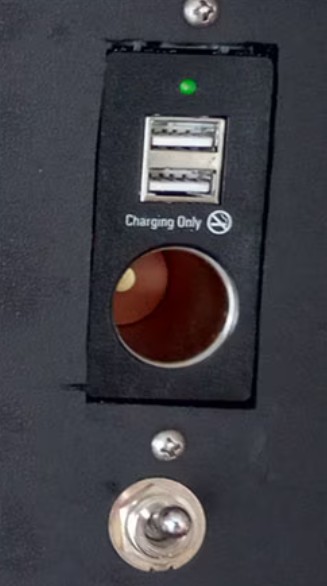 [그림2] 충전 도크 아래에 있는 TE커넥테비티의 MTA 그린 계열 토글 스위치를 사용하면 사용 중이 아닐 경우 전원을 차단할 수 있다.[출처=제롬 바케(Jerome Bakke) 디지키 일렉트로닉스]