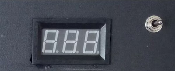 [그림3: 제미나이 A 계열 온·오프 순간 작동 스위치(오른쪽)는 전압계에 전원을 공급해 배터리 에너지 사용량을 모니터링하는 데 사용된다. [출처=제롬 바케(Jerome Bakke) 디지키 일렉트로닉스]