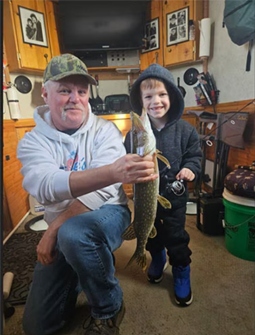 [그림4] 할아버지와 특별한 낚시 친구가 ‘멋진’ 낚시터에서 잡은 물고기를 자랑하고 있다. [출처=제롬 바케(Jerome Bakke) 디지키 일렉트로닉스]