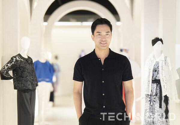 LIE 청담 플래그숍에서 인터뷰를 진행한 이청청 디자이너. [사진=박규찬 기자]