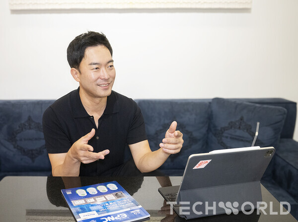 이청청 디자이너는 패션 산업에서 AI가 가져올 가장 큰 변화를 ‘시간과 비용의 단축’으로 꼽았다. [사진=박규찬 기자]