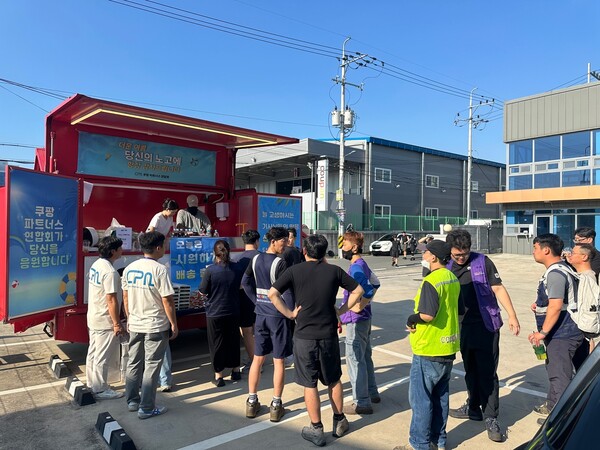 1일, 쿠팡 파트너스 연합회(CPA)가 폭염 속에서 고생하는 쿠팡 배송 퀵플렉서들을 위해 대구3캠프에 커피차를 지원하며 현장을 격려하고 있는 모습이다. /사진=쿠팡 파트너스 연합회(CPA) 제공