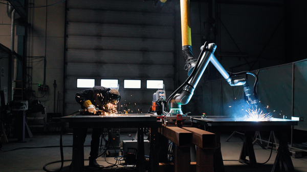 유니버설로봇이 새로운 협동로봇 ‘UR8 롱(Long)’을 공개했다. [제공=유니버설로봇]