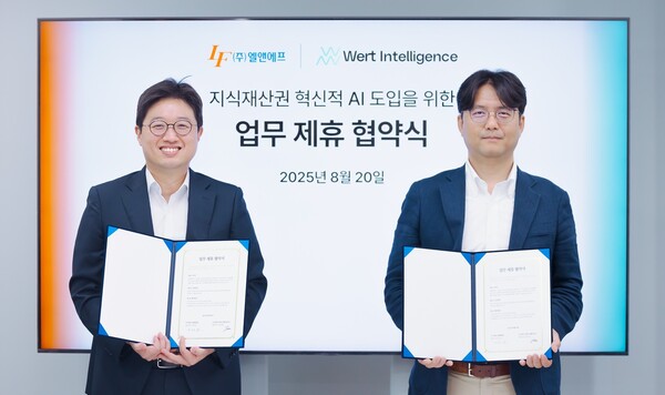 (왼쪽부터) 워트인텔리전스 윤정호 대표이사(CEO), 엘앤에프 전상훈 소재개발연구소장 [사진=엘앤에프]