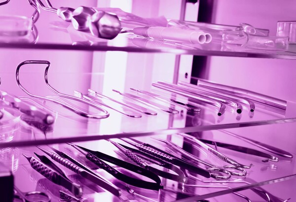 살균 처리 중인 치과 기기 [제공=AMS오스람]