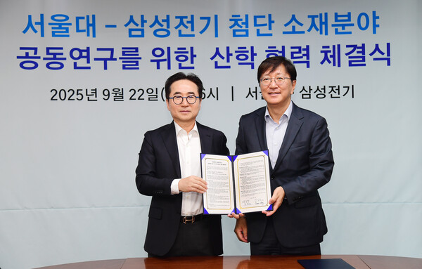 삼성전기 장덕현 사장(왼쪽)과 서울대 김영오 공대학장이 첨단 소재 산학 협력 체결식 후 기념사진을 촬영하고 있다. [사진=삼성전기]