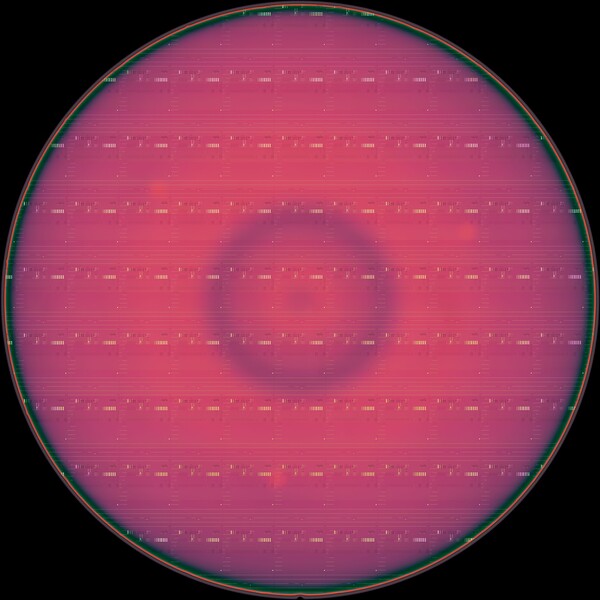 엑시트론의 300mm GaN-on-Si 웨이퍼를 Imec이 p-GaN 식각 후 KLA 코퍼레이션의 8 시리즈/CIRCLTM 검사 장비에서 분석하는 모습 [제공=Imec]