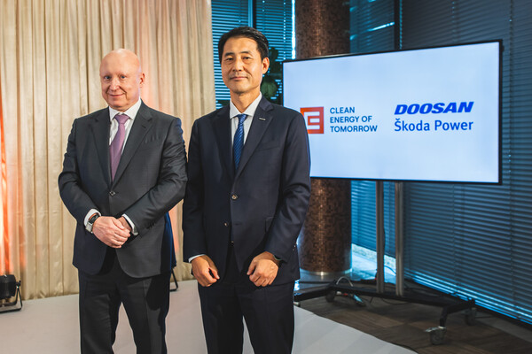 체코 프라하 CEZ 본사에서 열린 테믈린 원전 1·2호기 발전기 교체 사업 계약 체결식에 참석한 CEZ 다니엘 베네쉬(Daniel Benes) CEO(왼쪽)와 두산에너빌리티 손승우 파워서비스 BG장이 기념사진을 촬영하고 있다.[사진=두산에너빌리티]