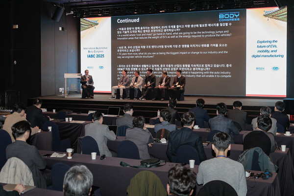 IABC 2025 서울에서 패널 디스커션에 참여하고 있는 GM, LG에너지솔루션, 현대자동차, 삼성SDI, POSCO의 리더십 [사진=GM]