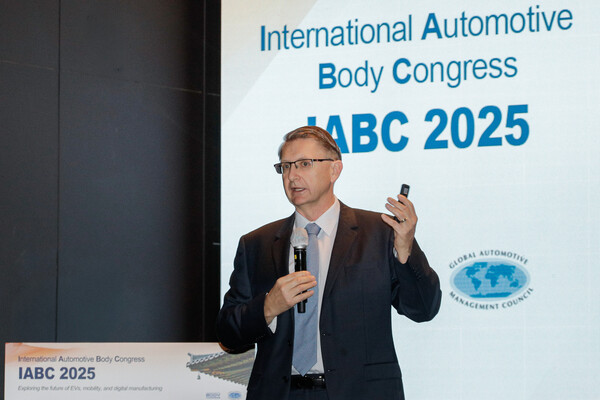 IABC 2025 서울에서 환영사를 전하는 브라이언 맥머레이 지엠테크니컬센터코리아 사장의 모습. [사진=GM]