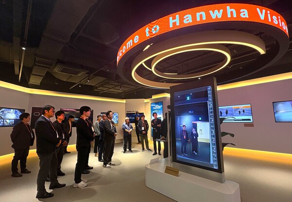 한화비전의 일본 우수 파트너들이 본사 기술 체험관을 둘러보고 있다. [사진=한화비전]