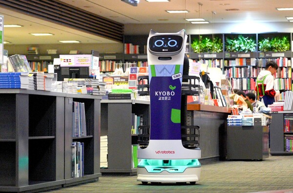 브이디로보틱스가 교보문고 강남점에 프리미엄 서비스로봇 ‘벨라봇(BellaBot)’을 공급했다고 밝혔다. [제공=브이디로보틱스]