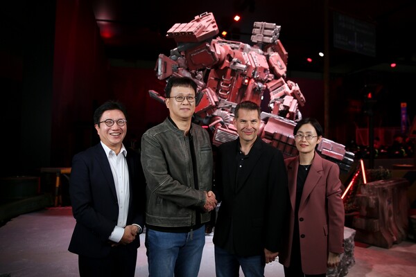 (왼쪽부터) 최원종 엔씨소프트 IP얼라이언스실장(상무), 배재현 빅파이어게임즈 대표겸 엔씨소프트 CDA(Chief Development Advisor, 부사장), 제러미 홀렛(Jeremy Hollett) 마이크로소프트 애저(Azure) 고객 신뢰 엔지니어링(CRE) 총괄 부사장(Corporate Vice President), 임옥희 한국마이크로소프트 고객 성공 사업부(Customer Success Unit) 부문장 [제공=엔씨소프트]