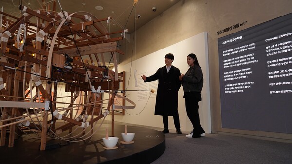 LG유플러스 모델이 전시공간을 소개하는 모습. [사진=LG유플러스]