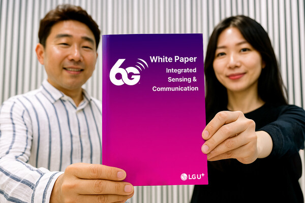 6G 백서 표지를 모델이 선보이고 있는 모습을 AI로 생성한 이미지. [사진=LG유플러스]