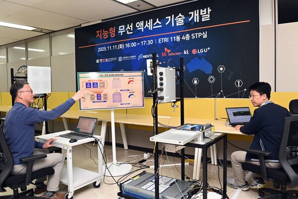 ETRI 연구진이 지능형 무선 액세스 기술을 시연하는 모습 [제공=ETRI]