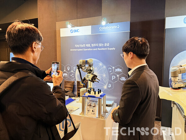 행사장 밖에 마련된 데모 부스에서 참관객이 설명을 듣고 있는 모습. [사진=박규찬 기자]