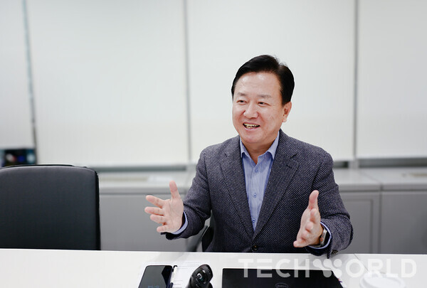 오병준 지멘스DISW 한국지사장이 인터뷰를 하고 있는 모습. [사진=박규찬 기자]