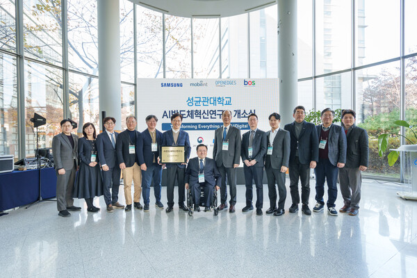 개소식에서 모빌린트 신동주 대표(오른쪽에서 네번째)와 관계자들이 기념촬영을 하고 있는 모습. [사진=모빌린트]
