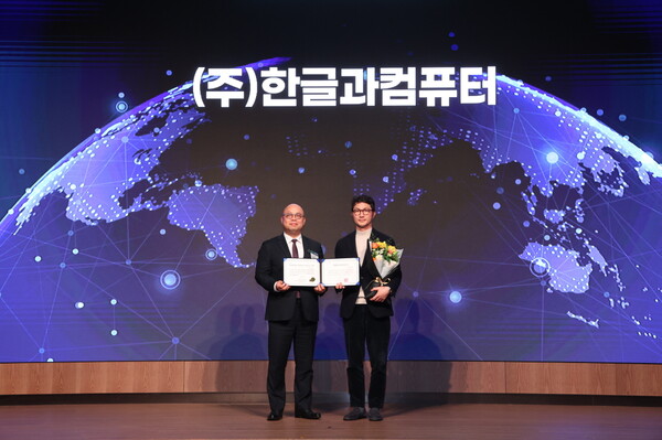 장승현 한컴 AI사업본부장(오른쪽)과 강상엽 코트라 부사장이 기념촬영을 하고 있다. [사진=한컴]