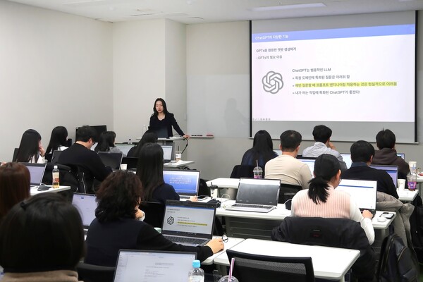 유베이스그룹이 컨택센터와 AI의 지속가능한 공존을 위해 임직원 대상의 AI 역량 강화 교육을 본격적으로 추진한다고 밝혔다. [제공=유베이스그룹]
