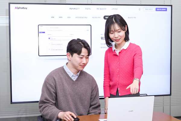 LG유플러스 직원들이 워크플로우 스튜디오 등 알파키의 주요 기능을 소개하고 있는 모습. [사진=LG유플러스]