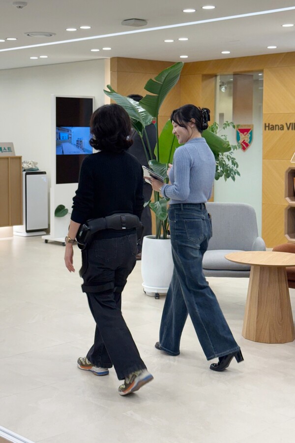 엔젤로보틱스가 하나은행과 함께 시니어 고객 대상 웨어러블 로봇 ‘엔젤슈트 H10’ 체험 프로그램을 시범운영하고 있다고 24일 밝혔다. [제공=엔젤로보틱스]